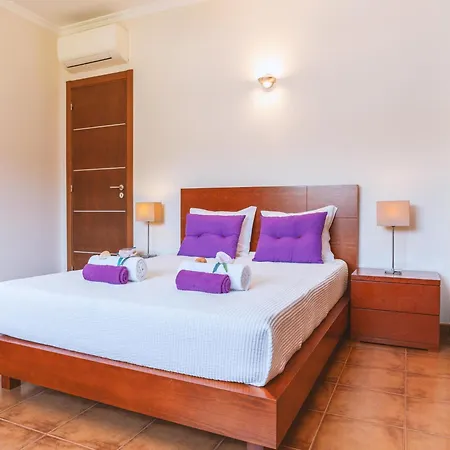 Villa In Albufeira Near Sea Beach فيلة
